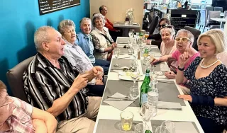 Personnes autour d'une table dans un restaurant
