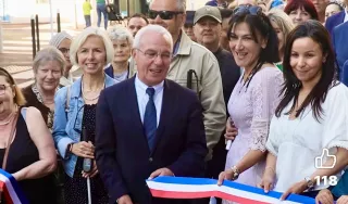Le maire coupe un ruban - Plusieurs personnes derrière lui
