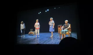 4 personnages sur une scène de théâtre