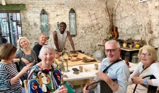 Groupe de personnes autour d'une table dans un atelier de poterie