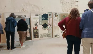 Des bénéficiaires devant un tableau