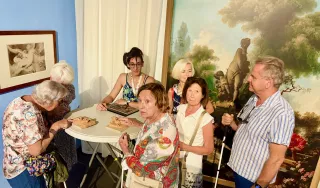 6 personnes autour d'une table, devant un tableau