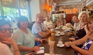 Plusieurs personnes autour d'une table dans un café