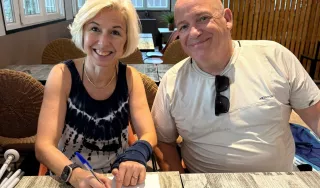Deux personnes signent un papier