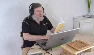 Serge Porquet, chez lui, à Blainville-sur-Orne (Calvados), enregistre des livres à haute voix pour les personnes déficientes visuelles. | OUEST-FRANCE