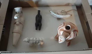 Cinq statuettes dans un carton de livraison