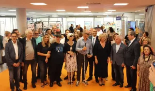 Grand groupe de personnes posant pour une photo