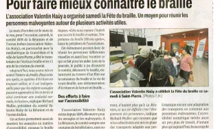 La photo montre un groupe de personnes réunies dans une salle demineuse, à la médiathèque Angelo Lauret située à Grand Bois quartier de Saint-Pierre. On y voit plusieurs participants, dont certains observent une table sur laquelle sont disposés des documents ou du matériel lié au braille. Un membre de l’association semble expliquer quelque chose au groupe. L’ambiance est conviviale et studieuse, traduisant un moment d’échange et de découverte autour du braille. Organisation du texte de l’article Titre princ