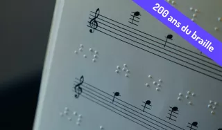 Photo d'une partition en braille. et ajout du texte "200 ans du braille"