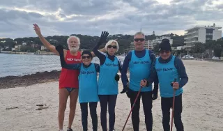 5 personnes sur une plage