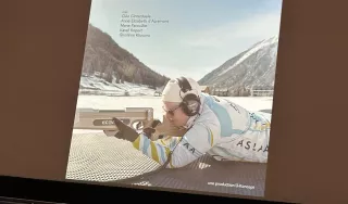 Sur l'affiche du documentaire "VALABLES" ont peut y voir une athlète déficiente visuelle atteinte d'albinisme en plein activité de biathlon en montagne.  Couchée sur la neige l'athlète tire sur une cible. 