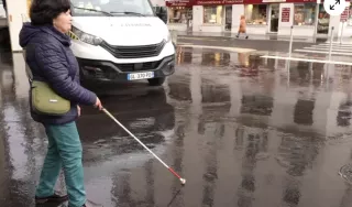 Yvette Clin notre bénévole se déplaçant en ville munie de sa canne blanche