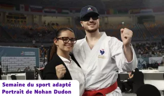 Bannière d'actualité présentant Nohan Dudon, un athlète de para-karaté, posant fièrement avec une femme dans un grand gymnase de compétition. Nohan porte un kimono blanc avec le logo « France Karaté », une ceinture rouge, une casquette et des lunettes de soleil. Tous deux sourient en serrant le poing. En bas à gauche, le texte indique : « Semaine du sport adapté, Portrait de Nohan Dudon ».
