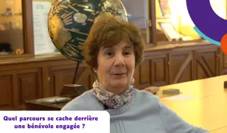 Un montage photographique sur fond violet intitulé « Quel parcours se cache derrière une bénévole engagée ? ». L'image se composed'une grande photo principal. Dans ce cadre principal, Laurence de Roquefeuil est assise dans une pièce chaleureuse avec un grand globe terrestre derrière elle. Elle s'apprête à partager son témoignage sur son parcours et son