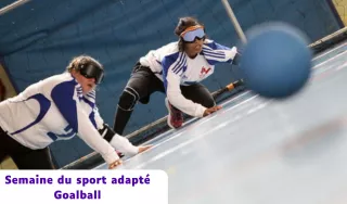 Deux joueuses de goalball en pleine action lors de la « Semaine du sport adapté ». Elles portent des masques occultants et sont en position de défense au sol sur un terrain de gymnase, prêtes à bloquer un ballon bleu qui arrive vers elles au premier plan.