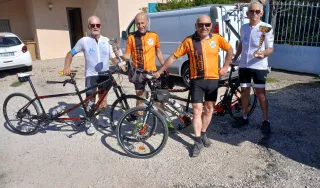  nos champions, Michel et Philippe et leurs pilotes Yannick et Serge devant leur tandem arborant chacun une coupe flaboyante. 