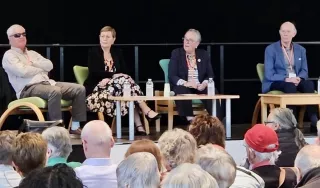 Le bureau de l'association sur la tribune