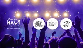 Photographie d'une foule lors d'un concert, les bras levés vers une scène illuminée. Logo de l'association Valentin Haüy en haut à gauche. Trois logos de festivals partenaires : Festival Sœurs Jumelles, 54e Festival La Rochelle Cinéma, et Francofolies.