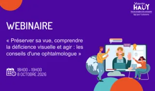 Bannière violette annonçant un webinaire. Le visuel comporte le titre « WEBINAIRE » et le texte : « Préserver sa vue, comprendre la déficience visuelle et agir : les conseils d'une ophtalmologue ». En bas à gauche figurent la date et l'horaire : « 18H00 - 19H00, 8 OCTOBRE 2026 », accompagnés d'une icône de calendrier. À droite, une illustration représente une visioconférence sur écran avec plusieurs personnes échangeant autour de la santé visuelle. Des formes graphiques orange et bleu turquoise décorent l'e