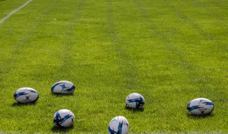 Des ballons de rugby sur le terrain