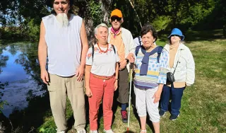 Le groupe AVH Caen pose près de Patrick Martin sur les bords de l'Orne