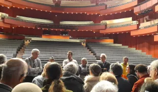 Le groupe AVH Caen écoute la présentation de la pièce par les comédiens