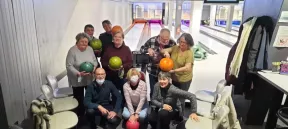 Un groupe de bénéficiaires en sortie bowling