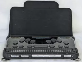 Bloc-notes braille BrailleSense 6 Version 1.7 avec son clavier braille, ses 32 cellules de 8 points, son afficheur LCD et sa housse.