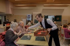 Groupe de résidents à la cafétariat de la résidence