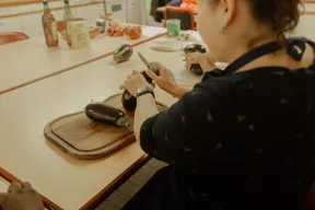Residente en train de cuisiner