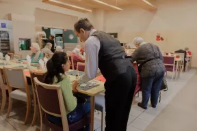 Groupe de résidents à la cafétariat de la résidence