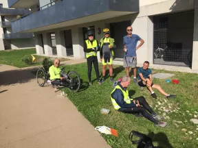 Groupe d'adultes en sortie tandem à Grenoble