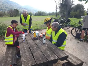Groupe d'adultes en pause sur un banc lors d'une sortie tandem