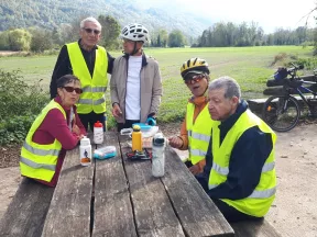Groupe d'adultes en pause sur un banc lors d'une sortie tandem