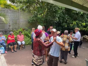Groupe de danseurs dans un jardin extérieur