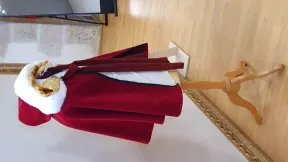 Cape de Père Noêl confectionnée en atelier par les bénéficiaires