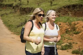 2 femmes en train de pratiquer de la randonnée