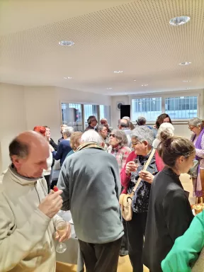 Roger qui savoure le buffet