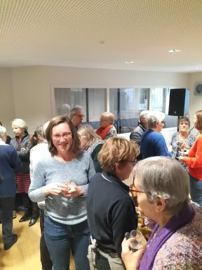 Monique bénévole au milieu des invités