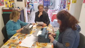 Le lecteur entouré des 2 candidates