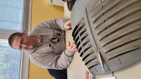 Sébastien présente sa conférence sur l'histoire de l'auto avec des autos miniatures