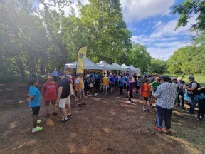 Les stands et le point de départ de la marche en groupe