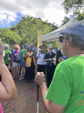 Le président au micro devant les participants