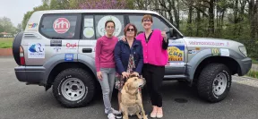 Devant le 4x4 Iris : Laure et Harmonie entourent la présidente du comité des Landes