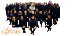 Photo du groupe Sprezza assemblé autour d'un buste de moliére.