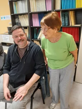 Lucienne toujours aussi passionnée de lecture et Sébastien Dulule