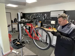 Photo d'un vélo en maintenance à l'atelier