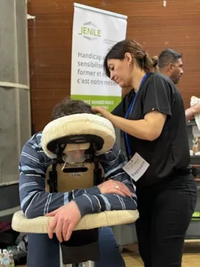 Maxime en pleine pause bien-être, calé dans un fauteuil de massage