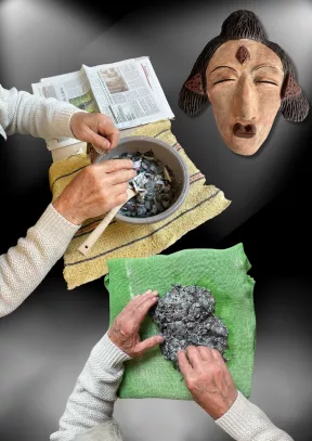 Etape de papiétage photos en gros plan des mains déchirant et malaxant du papier pour constitué la forme qui servira de moulage pour la terre cuite.
