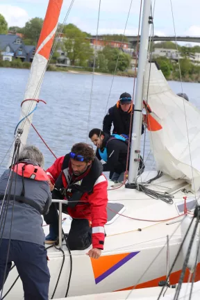 L'équipage prépare les voiles avant le départ